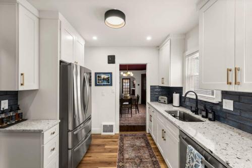 Hot Tub - Game Room - Chic & Spacious - Sleeps 10, Cleveland (zdjęcie 5)