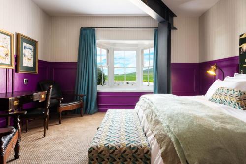 1 queen bed, 1 twin bed