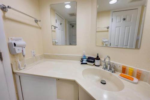 Palms Resort 2nd Floor! - image 23