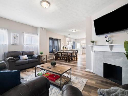 Large Remodeled 4 Bedroom Only 7 Minutes to Downtown