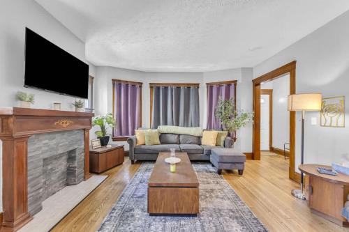 Stylish Retreat by Shaker Square, Fast WiFi, Porch, Cleveland
