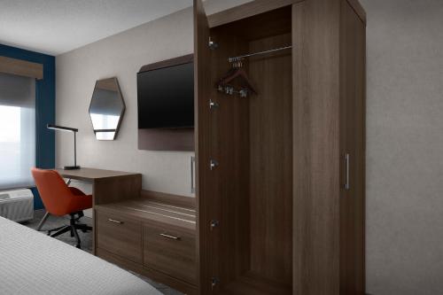 1 king bed, 1 sofa bed