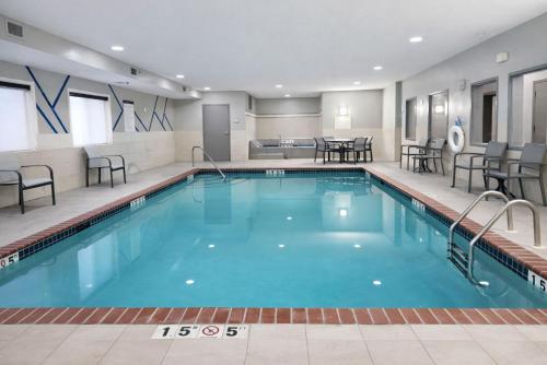 Swimming pool, Holiday Inn Express Hotel & Suites St. Paul - Woodbury By IHG in Woodbury (MN)