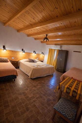 1 queen bed, 2 twin beds