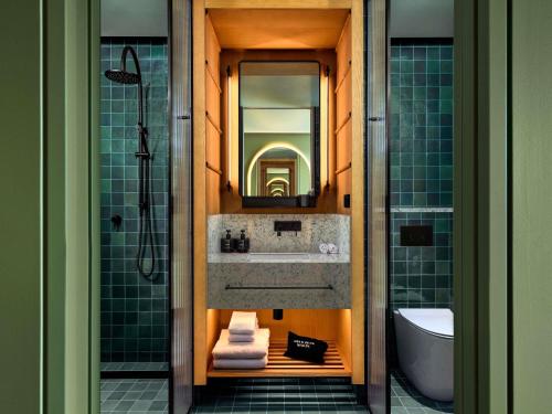 room detail thumbnail 2