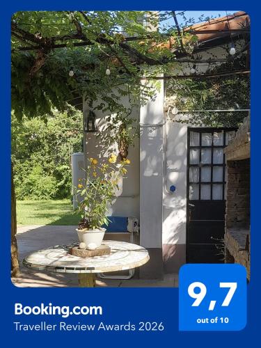 Casa de Huéspedes Muñiz sobre parque de 1000m2, 1 dormitorio, 20m2 cubiertos, baño con ducha, pileta cilíndrica de 3x076