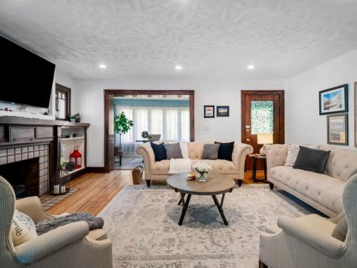 6 Bedroom Entire Duplex for Large Groups, Cleveland