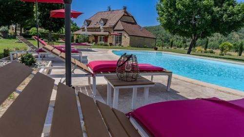 Ancienne grange rénovée avec piscine gîte à louer Fonmourenne