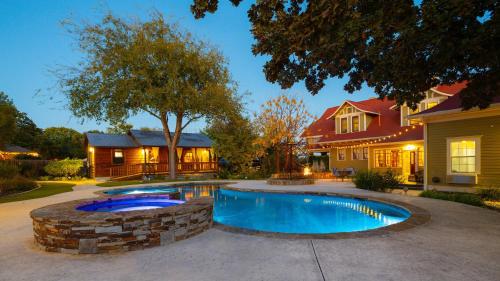 1906 Estate 21 Guests Pool Hot Tub Main House 2 Cabins in Comfort (TX)