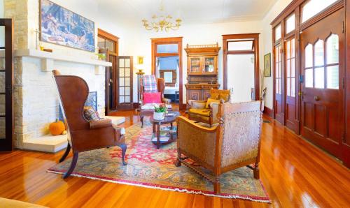 1906 Estate 21 Guests Pool Hot Tub Main House 2 Cabins in Comfort (TX)