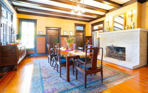 1906 Estate 21 Guests Pool Hot Tub Main House 2 Cabins in Comfort (TX)