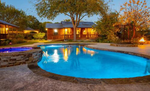 Cypress Creek Cabin Stay for 6 Access to Pool Hot Tub in Comfort (TX)