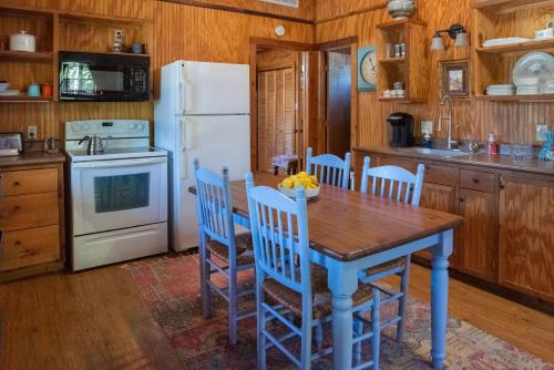 Cypress Creek Cabin Stay for 6 Access to Pool Hot Tub in Comfort (TX)