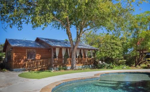Cypress Creek Cabin Stay for 6 Access to Pool Hot Tub in Comfort (TX)