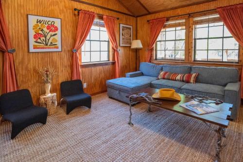 Cypress Creek Cabin Stay for 6 Access to Pool Hot Tub in Comfort (TX)