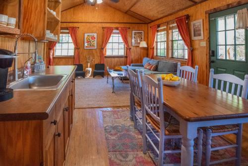 Cypress Creek Cabin Stay for 6 Access to Pool Hot Tub in Comfort (TX)