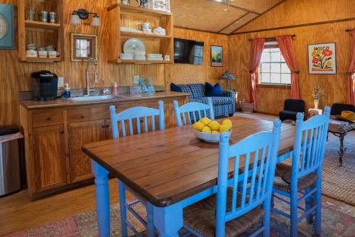 Cypress Creek Cabin Stay for 6 Access to Pool Hot Tub in Comfort (TX)