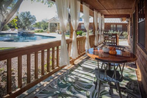 Cypress Creek Cabin Stay for 6 Access to Pool Hot Tub in Comfort (TX)