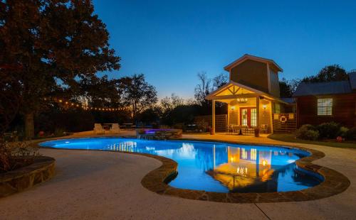 Tank House Stay for 2 in Comfort Texas Access to Pool Hot Tub in Comfort (TX)
