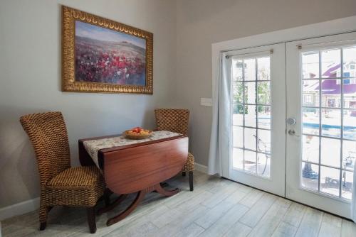 Tank House Stay for 2 in Comfort Texas Access to Pool Hot Tub in Comfort (TX)
