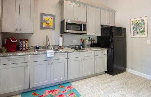 Tank House Stay for 2 in Comfort Texas Access to Pool Hot Tub in Comfort (TX)