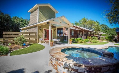 Tank House Stay for 2 in Comfort Texas Access to Pool Hot Tub in Comfort (TX)