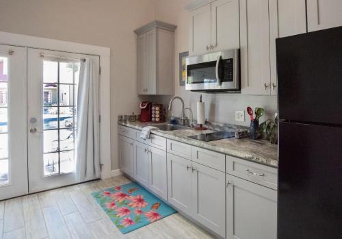 Tank House Stay for 2 in Comfort Texas Access to Pool Hot Tub in Comfort (TX)