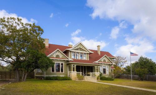 Tank House Stay for 2 in Comfort Texas Access to Pool Hot Tub in Comfort (TX)