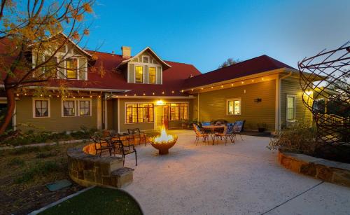 1906 Haus Stay for 13 with Access to Pool Hot Tub in Comfort (TX)