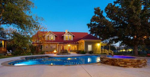 1906 Haus Stay for 13 with Access to Pool Hot Tub in Comfort (TX)