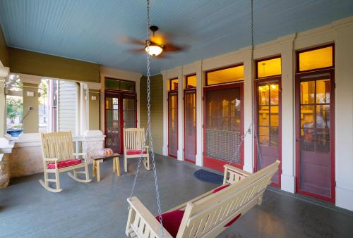 1906 Haus Stay for 13 with Access to Pool Hot Tub in Comfort (TX)