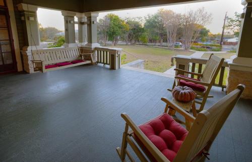 1906 Haus Stay for 13 with Access to Pool Hot Tub in Comfort (TX)
