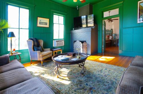 1906 Haus Stay for 13 with Access to Pool Hot Tub in Comfort (TX)