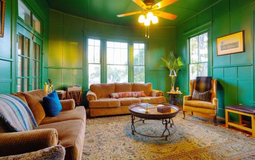 1906 Haus Stay for 13 with Access to Pool Hot Tub in Comfort (TX)