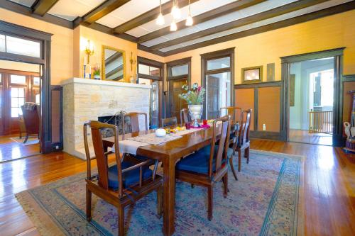 1906 Haus Stay for 13 with Access to Pool Hot Tub in Comfort (TX)