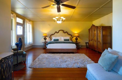 1906 Haus Stay for 13 with Access to Pool Hot Tub in Comfort (TX)