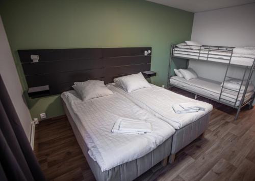 2 twin beds, 1 sofa bed