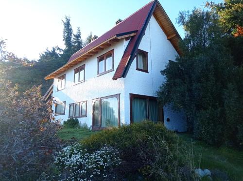 Casa a 10 min de Bariloche y 5 de Dina sobre el lago Nahuel Huapi - solo con seña