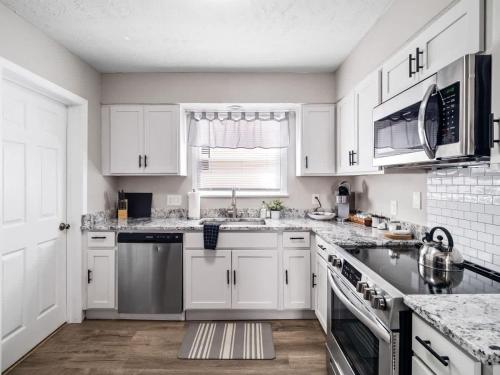 3 Bedroom Home, Walk to Lake Erie in Willoughby, USA