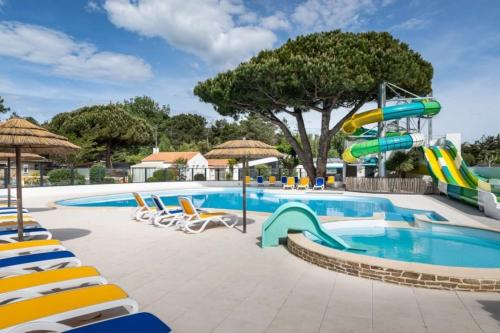 ZEcamping 4 étoiles 1km plage piscine couverte club enfant locatif TV