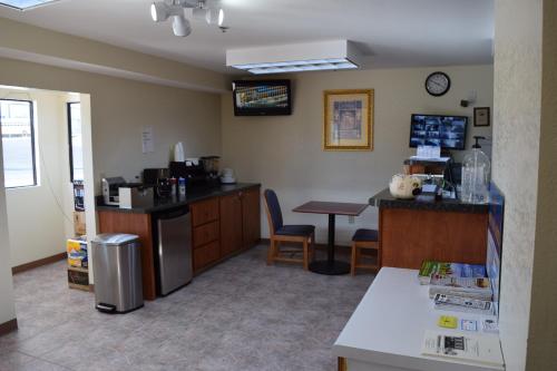 Royal Inn & Suites