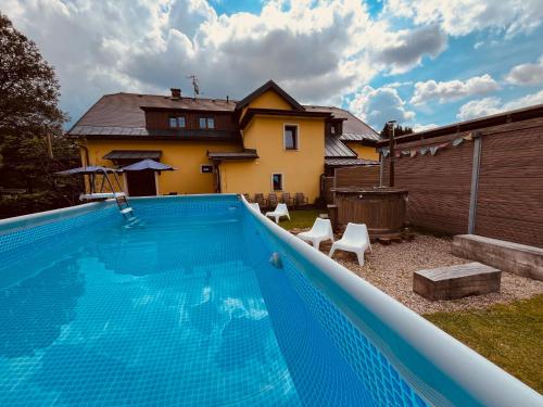 ทัศนียภาพภายนอกโรงแรม, Apartmany U Stastnych in เชอร์นี ดุล