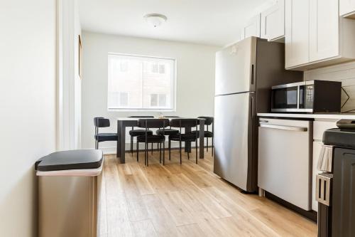 Chic 2BR Retreat Near OHare Free Parking in 格倫維尤