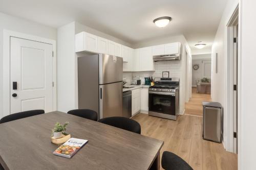 Chic 2BR Retreat Near OHare Free Parking in 格倫維尤