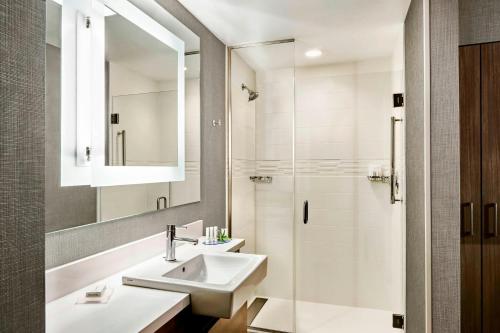 浴室, SpringHill Suites by Marriott Grover Beach Pismo Beach in 格羅弗海灘
