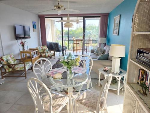 Charming Garden Hideaway, Pool & Beach Steps Away #27 in Marathon, USA