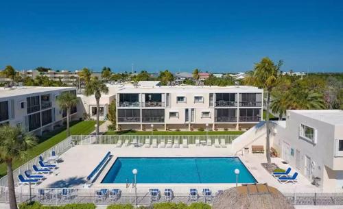 Cozy beachfront oasis, heated pool & ocean views #13 in Marathon, USA