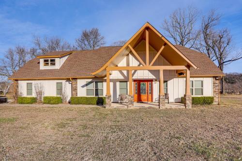 Fish the White River! Sleek Family Home in Flippin – khách sạn tại Lakeview
