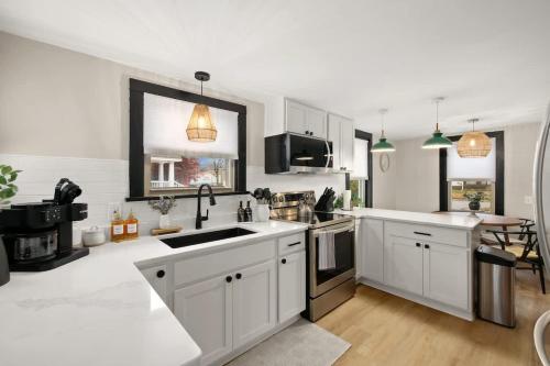 Modernized Historical Home in Downtown Medina with Hot Tub in 梅迪納