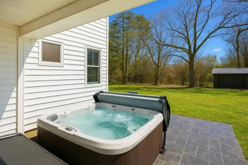 Modernized Historical Home in Downtown Medina with Hot Tub in 梅迪納